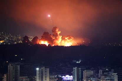 Momento del impacto de uno de los bombardeos de Israel sobre el sur de Beirut, en Lbano, este jueves por la noche.