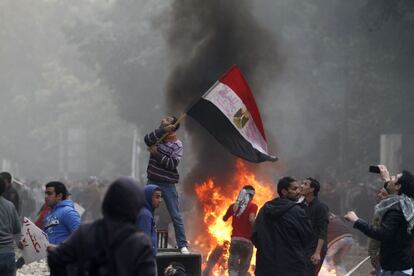 Un joven ondea la bandera nacional mientras los manifestantes se concentran ante el Parlamento, cerca de la plaza de Tahrir, en el centro de El Cairo.