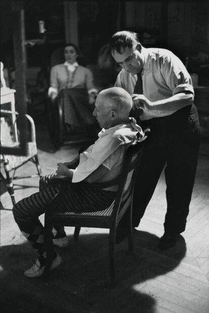 Eugenio Arias cortando el pelo a Picasso en La Californie, 1957. El barbero, oriundo de Buitrago de Lozoya, da nombre al museo de la localidad serrana que acoge la exposicin de fotos de David Douglas Duncan.