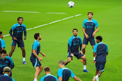 Los jugadores del Barcelona, durante el entrenamiento ayer en Oporto.