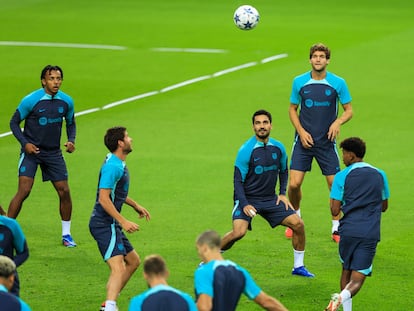 Los jugadores del Barcelona, durante el entrenamiento ayer en Oporto.