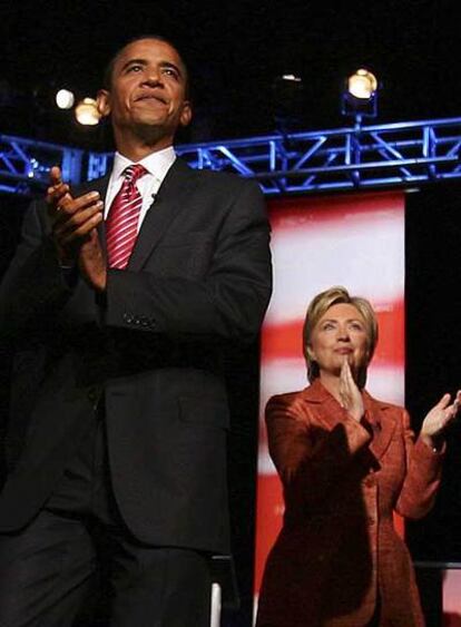 Obama y Clinton, antes del debate demócrata en New Hampshire.