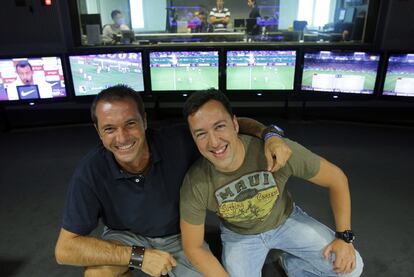 Manu Carreño (izquierda y José A. Ponseti en un estudio de la cadena SER.