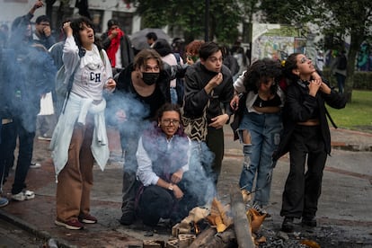 Un grupo de estudiantes protesta durante el anuncio del nuevo rector. 