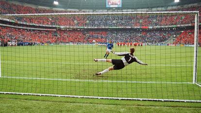 El penalti a lo Panenka de Francesco Totti en la semifinal de la Eurocopa 2000 contra Holanda.