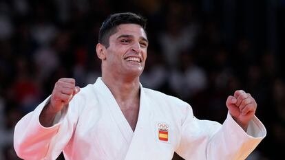 Spain's Tristani Mosakhlishvili celebrates after defeating Brazil's Rafael Macedo during their men -90 kg quarterfinal match in team judo competition at Champ-de-Mars Arena during the 2024 Summer Olympics, Wednesday, July 31, 2024, in Paris, France. (AP Photo/Eugene Hoshiko)