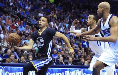 Curry entra a canasta durante el duelo contra Dallas.