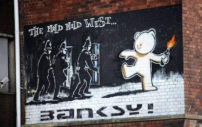 El mural 'Mild Mild West', de 1999, en Stokes Croft, es una de las obras más conocidas de Banksy en Bristol, la ciudad natal de este grafitero de sátira política.