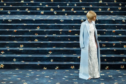 Los abrigos en el armario de Anna Wintour son largos, muy largos o no lo son. En la imagen, con un abrigo celeste de Louis Vuitton en la Met Gala 2025.