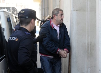 La policía conduce al empresario José Manuel Garrido a los juzgados de Huelva.