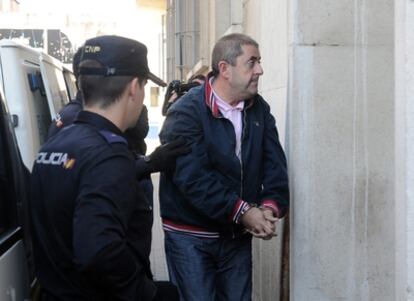 La policía conduce al empresario José Manuel Garrido a los juzgados de Huelva.