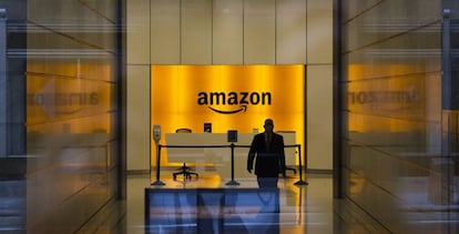Entrada del edificio de oficinas de Amazon en Nueva York.
