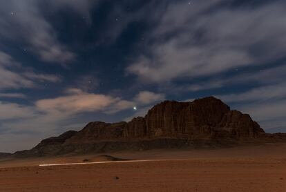 Luz verdadera. "Wadi Rum, Sur de Jordania, conocido también con el bonito nombre del Valle de la Luna, solo hay que mirar al cielo nocturno para ver las miles de estrellas sin más".