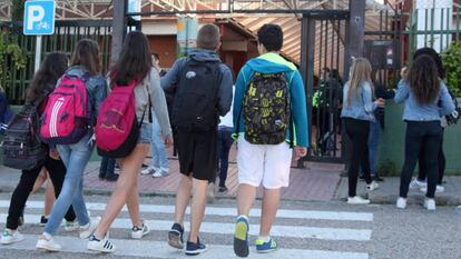 Alumnos a la entrada de un Instituto de Educación Secundaria.