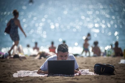 Un hombre en la playa de la Barceloneta, en Barcelona.