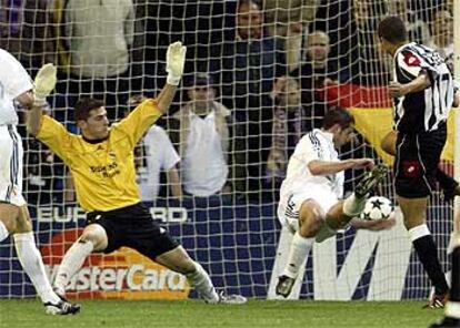 Casillas y Helguera no logran evitar el gol de Trezeguet.