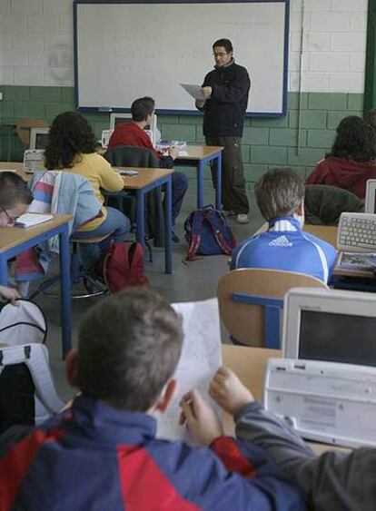 El profesor Jorge Cordero durante una de las clases en el IES Azahar de Sevilla.