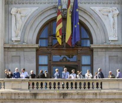 Visitantes en el balcón del Ayuntamiento de Valencia.