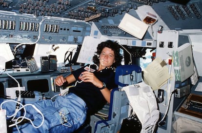 En 1983 sería el turno de Sally Ride, primera estadounidense (y motivo por el que la URSS mandó a Savitskaya al espacio un año antes). En la promoción de Ride entraron seis mujeres, pero la prensa presentó aquella generación como la de los "35 chicos". Ride se convertiría en un icono de la astronáutica estadounidense, una inspiración para generaciones de chicas, y un activo imprescindible de la NASA: fue el único especialista que formó parte de las dos comisiones para esclarecer lo sucedido en los accidentes del 'Challenger' y el 'Columbia'.
