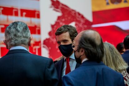 El presidente del PP, Pablo Casado, durante la ceremonia de imposición de medallas de la Comunidad de Madrid, este domingo.