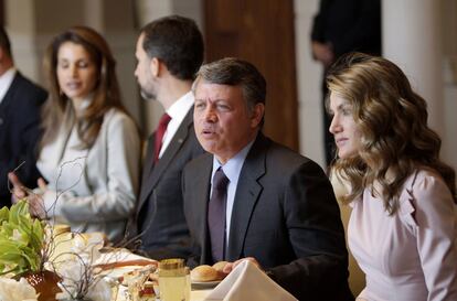 El rey Abdalá comparte mesa con la princesa Letizia durante un almuerzo con empresarios y miembros del gobierno, en Ammán.