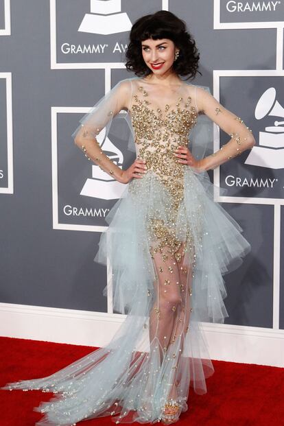 Kimbra se alzó con el premio al mejor dúo con Goyte por Somebody I used to Know, pero a quien no debía conocer muy bien era al diseñador de su vestido. Su mix de cisne blanco y starlette en horas bajas no termina de funcionar.