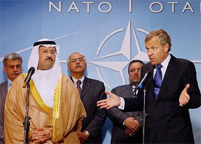 El presidente iraquí, Gazi al Yauar, junto al secretario general de la OTAN, Jaap de Hoop Scheffer, ayer en Bruselas.