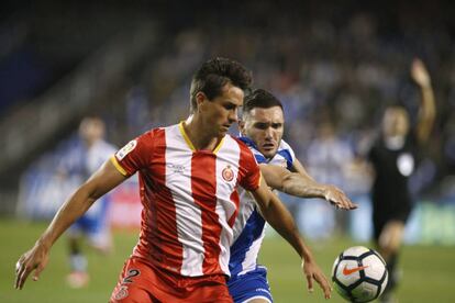 El davanter del Deportivo de la Corunya Lucas Pérez i Bernardo Espinosa, defensa del Girona.