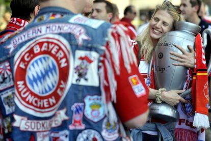 Aficionados del Bayern en los alrededores del Bernabéu con una réplica hinchable de la Copa de Europa.