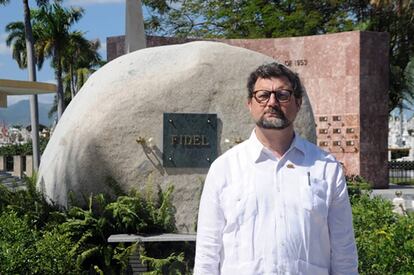 El embajador español Juan José Buitrago ante la tumba de Fidel Castro.