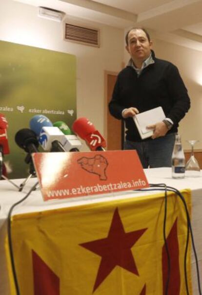 Pernando Barrena, portavoz de la izquierda abertzale, comparece con la bandera independentista catalana.