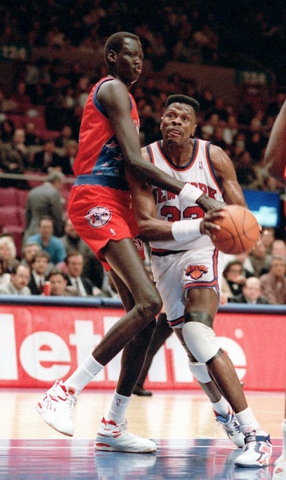 Ewing ataca ante Manute Bolt, de los Philadelphia 76ers, en 1993.