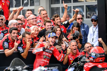 Marc Márquez celebra su victoria con sus compañeros de equipo, este domingo.