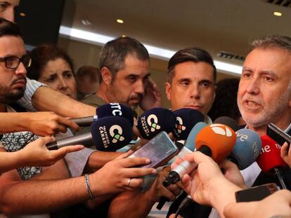 El secretario general del PSOE de Canarias, Angel Víctor Torres, atiende a los medios de comunicación tras reunirse este lunes con representantes del Partido Popular, Podemos, Nueva Canarias y Coalición Canaria. 