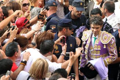 José Tomás a su llegada, ayer, a la plaza de toros de Valencia.