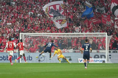Bradley Barcola (centro) marca el primer gol del PSG ante el Stade de Reims en la final de la Copa de Frania.