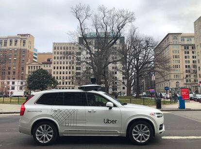 Un prototipo de coche autónomo de Uber (vigilado por un conductor) circula por las calles de Washington en enero de este año.