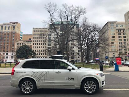 Un prototipo de coche autónomo de Uber (vigilado por un conductor) circula por las calles de Washington en enero de este año.