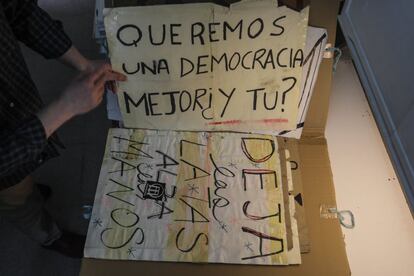 Algunos de los carteles rescatados de la acampada en Sol son almacenados en carpetas grandes de cartón.