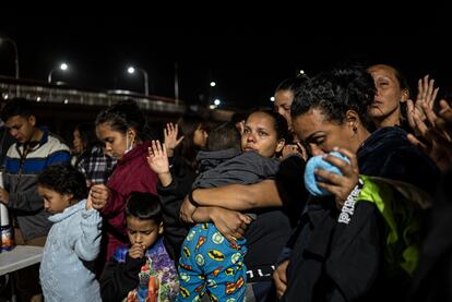 Migrantes venezolanos escuchan a un grupo religioso que acudió a regalar alimentos en el campamento improvisado bajo el Puente Internacional Paso del Norte en Ciudad Juárez (México), el 20 de octubre de 2022. 
Cientos de Migrantes venezolanos han sido deportados luego de entregarse a la Patrulla Fronteriza en la frontera entre Ciudad Juarez y El Paso.