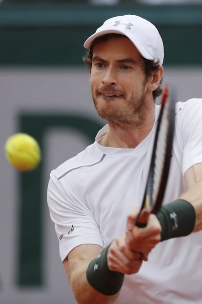 Andy Murray devuelve la pelota a Djokovic.