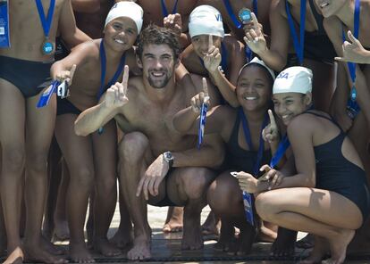 Michael Phelps posa con los niños después de la clase.