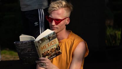 A person reads a book in English in Mexico City’s Condesa neighborhood.