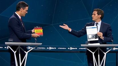 Rivera dio a Sánchez un ejemplar de la tesis doctoral del presidente. Sánchez dio a Rivera un ejemplar de 'España vertebrada', durante el debate en Atresmedia.