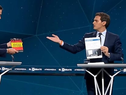 Rivera dio a Sánchez un ejemplar de la tesis doctoral del presidente. Sánchez dio a Rivera un ejemplar de 'España vertebrada', durante el debate en Atresmedia.