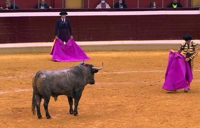 Octavio Chacón cita con el capote a su segundo toro.