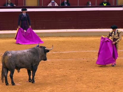 Octavio Chacón cita con el capote a su segundo toro.