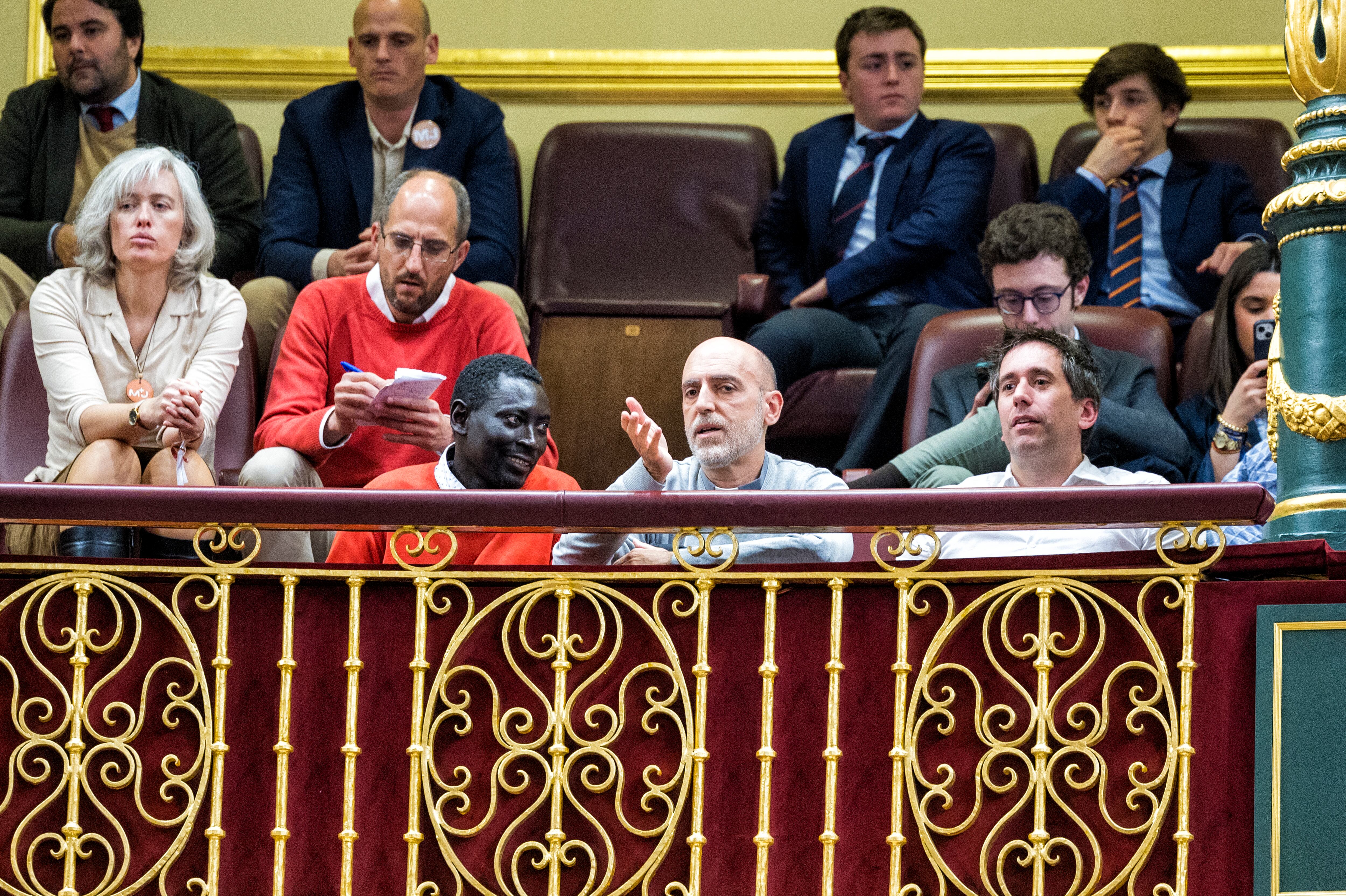 Un grupo de personas en la tribuna de invitados del Congreso. 