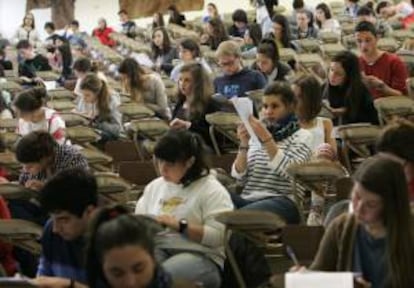 Un grupo de alumnos durante un examen. EFE/Archivo