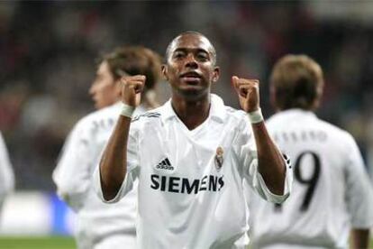 Robinho celebra su gol.